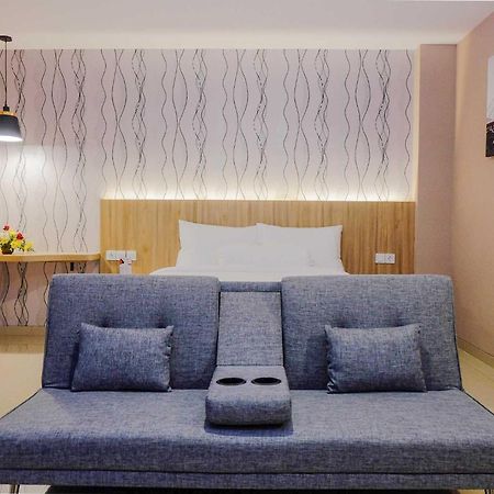 Front One Hotel Sragen Extérieur photo