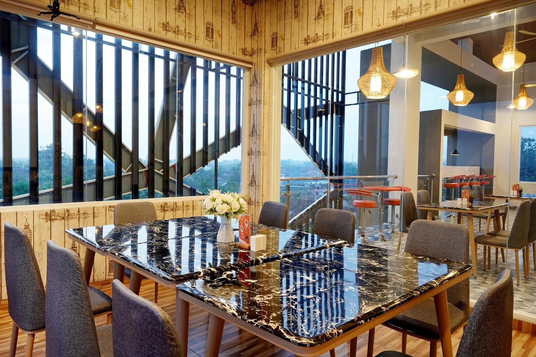 Front One Hotel Sragen Extérieur photo