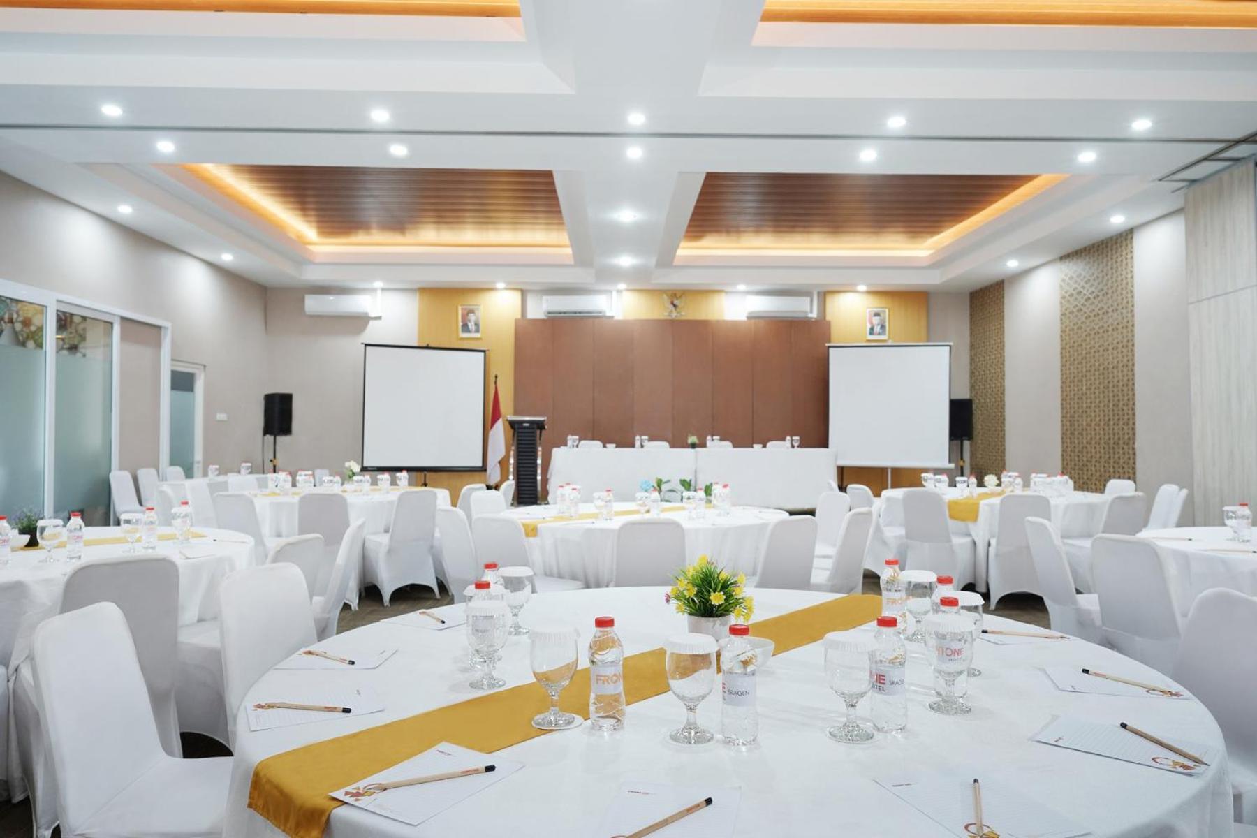 Front One Hotel Sragen Extérieur photo