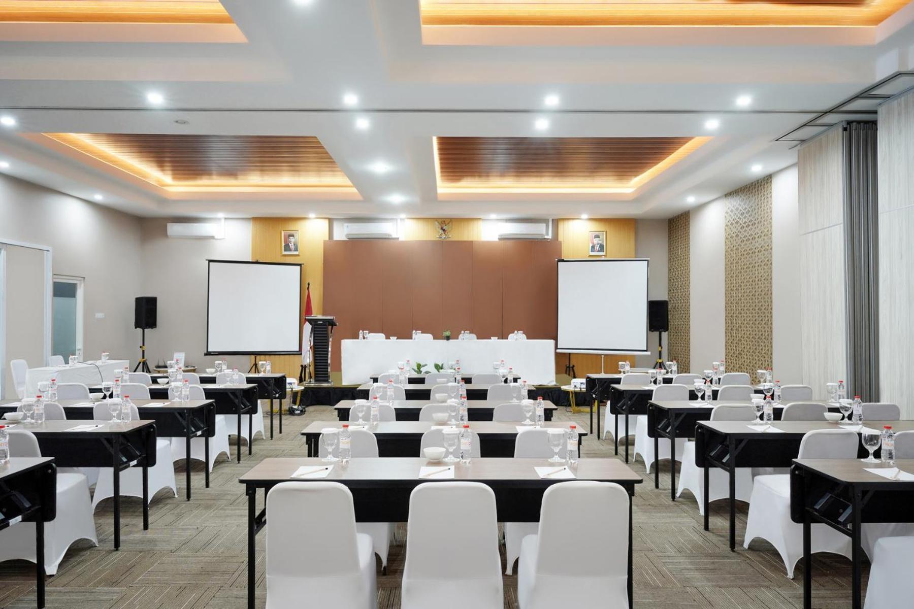Front One Hotel Sragen Extérieur photo