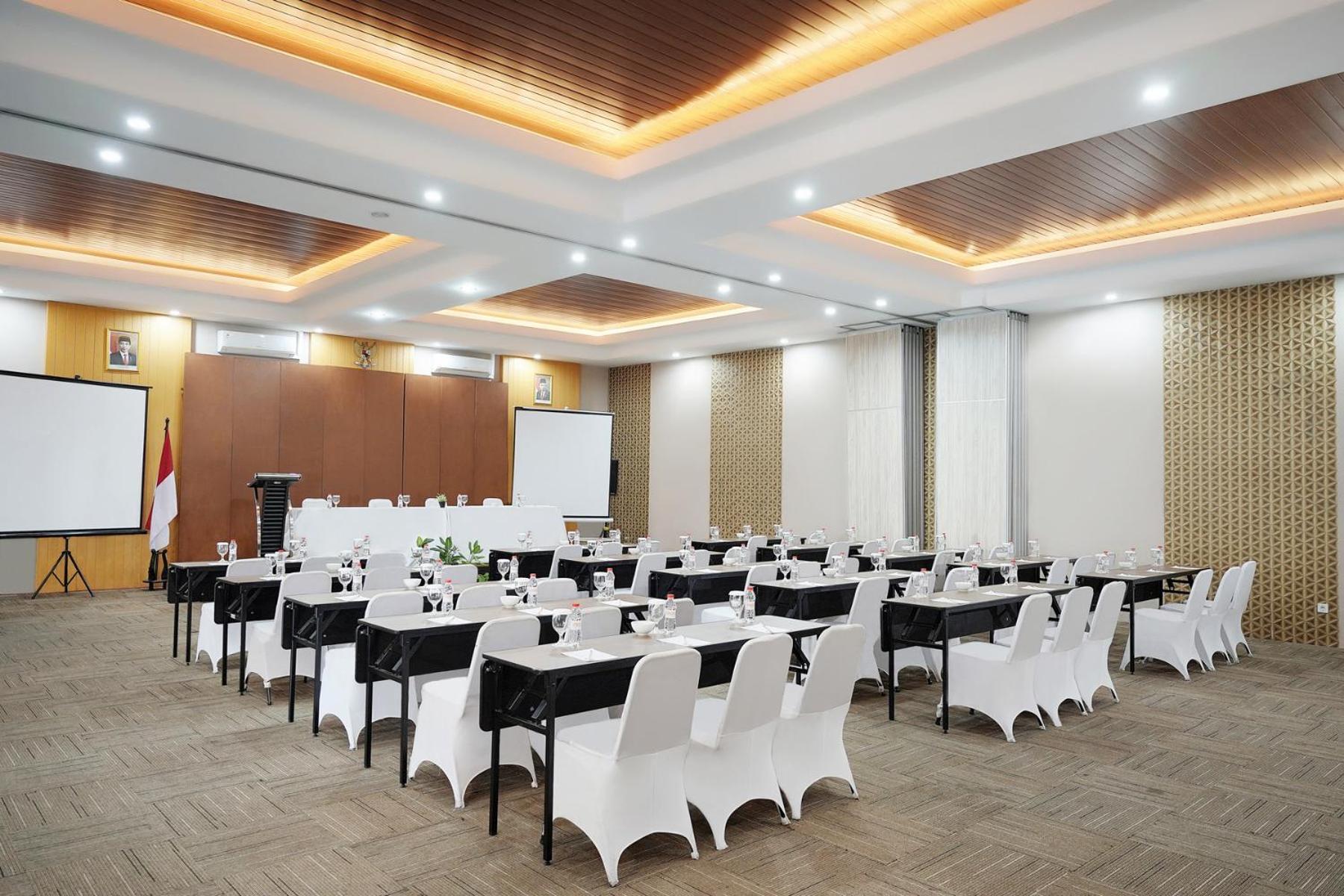 Front One Hotel Sragen Extérieur photo